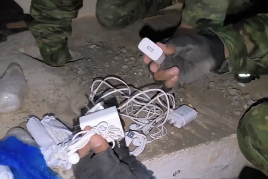 En cárcel de Cotopaxi, militares y policías encontraron objetos prohibidos. Foto: captura