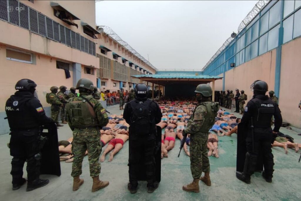 Militares y policías retirados podrían incorporarse al control de las cárceles del Ecuador.