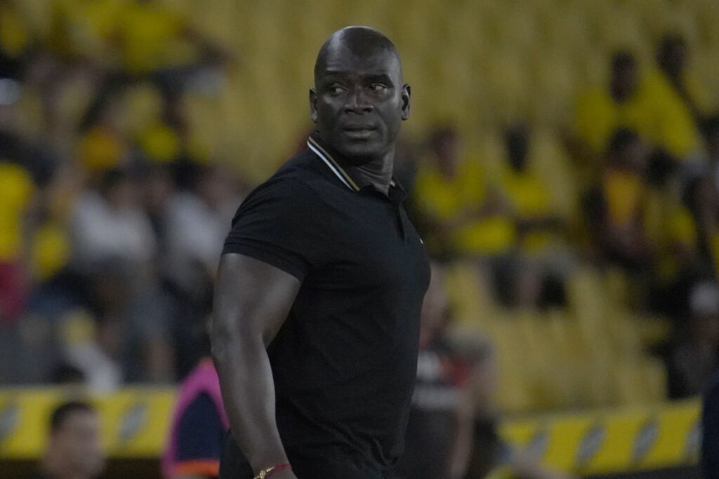 Segundo Castillo en un partido como entrenador de Barcelona SC en la temporada 2025.