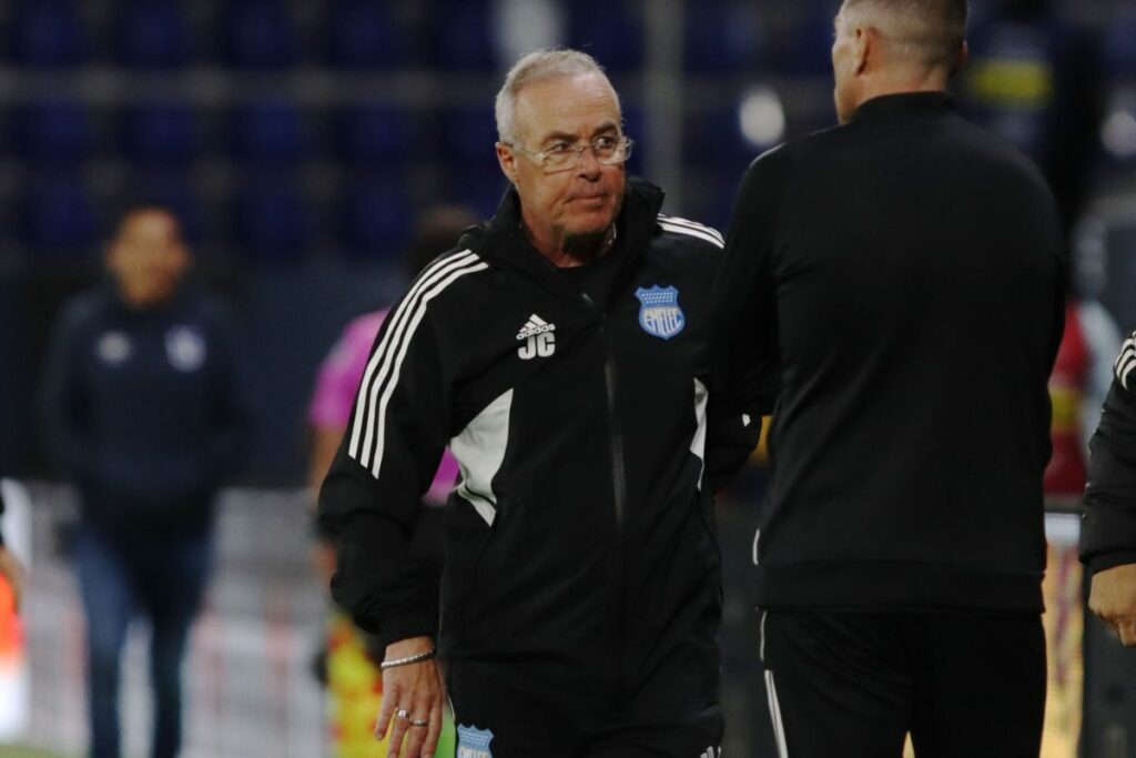 Jorge Célico como entrenador de Emelec enfrentando a Universidad Católica en la Liga Pro 2025.