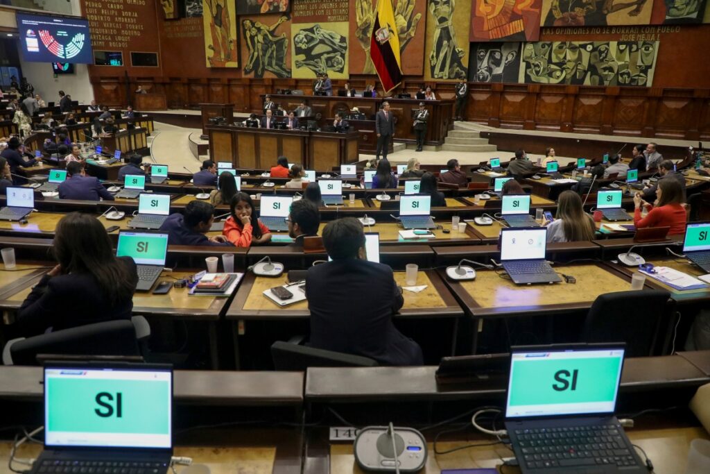 Pleno de la Asamblea en la votación sobre la presencia de bases militares en Ecuador.