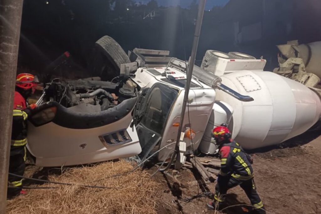 El cierre vial por el siniestro de tránsito en Guajaló, Quito, fue reportado por la AMT y Bomberos.