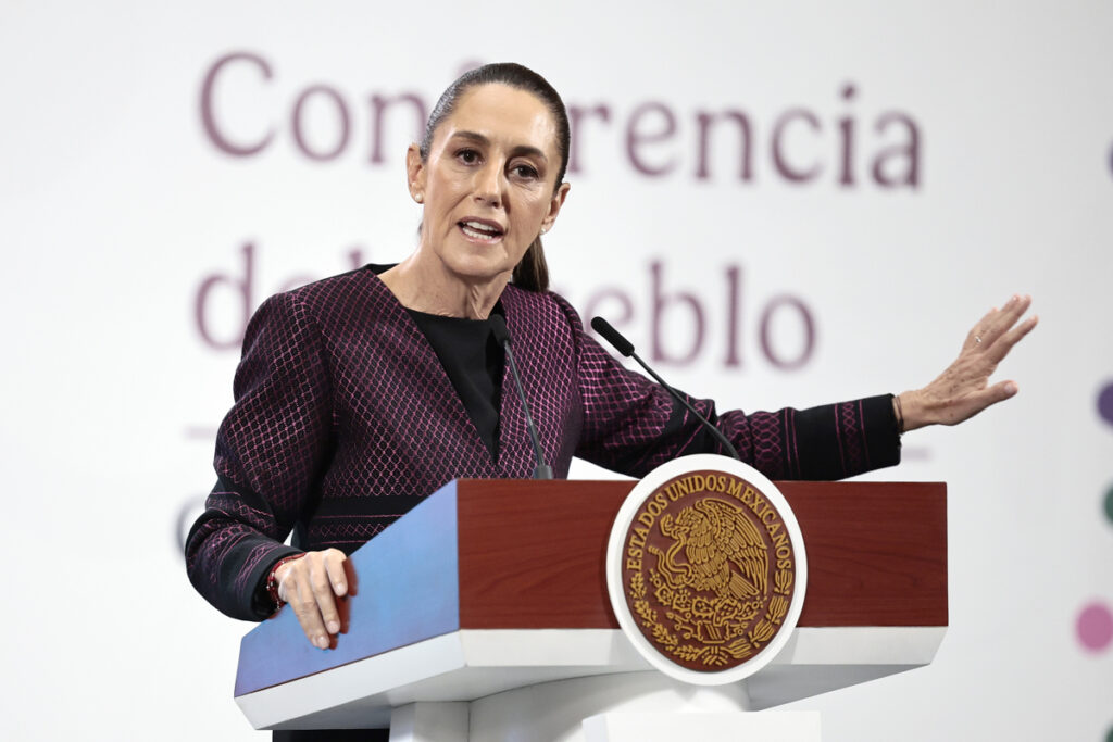 La presidenta de México, Claudia Sheinbaum, habla durante una rueda de prensa este miércoles, en el Palacio Nacional, en Ciudad de México (México).