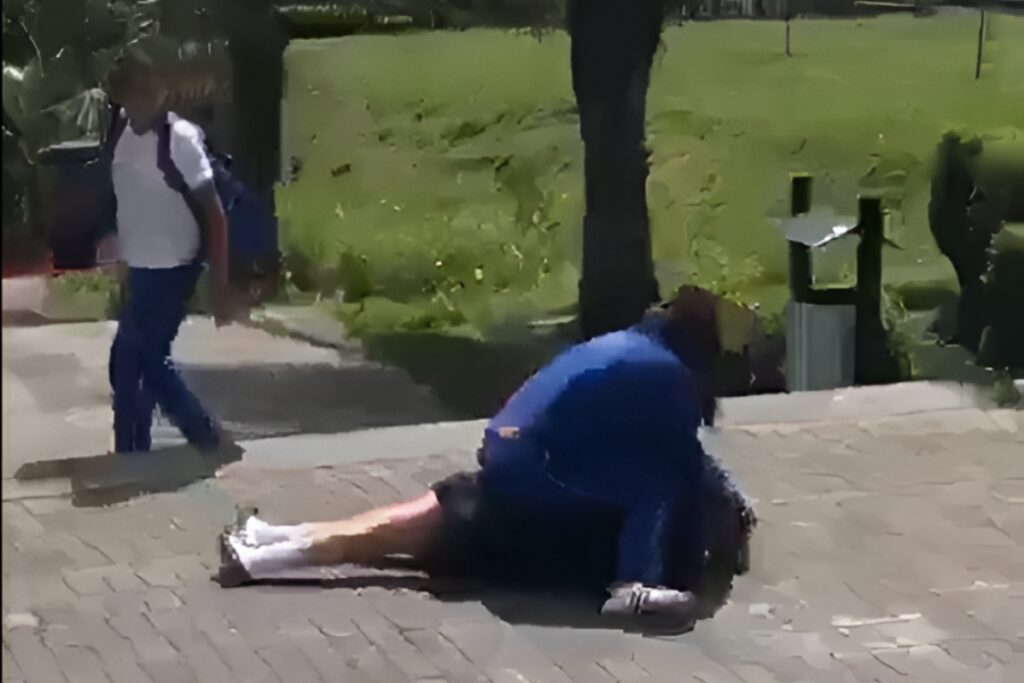 Dos estudiantes de un colegio de Quito en una pelea el pasado 20 de junio.