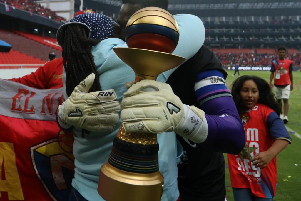 David Cabezas sostiene el trofeo de la Copa Ecuador ganado en el 2024 con El Nacional.