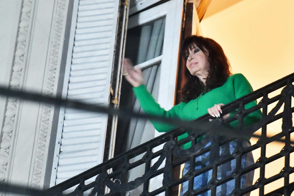 La expresidenta argentina Cristina Fernández saluda desde el balcón de su casa este jueves, en Buenos Aires (Argentina).