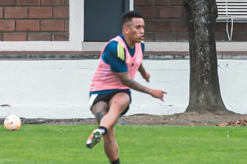 Christian Cueva en un entrenamiento con Emelec en Guayaquil.