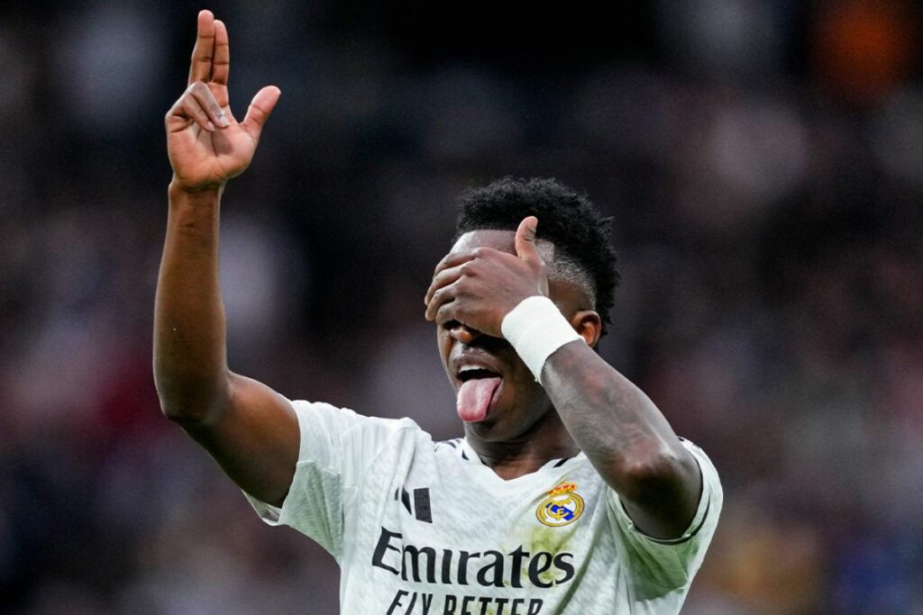 Vinícius Júnior celebra un gol marcado con el Real Madrid en la temporada 2024-25.