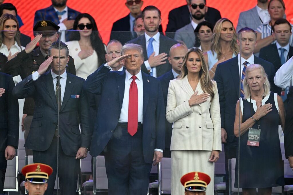 El personal y el equipo militar del Ejército de EE.UU. desfilaron frente a la primera dama Melania Trump, el presidente Donald Trump, el día de su cumpleaños.