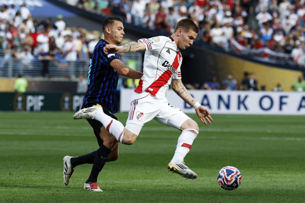 Jugadores del Inter de Milán y de River Plate disputan un balón en el Mundial de Clubes.