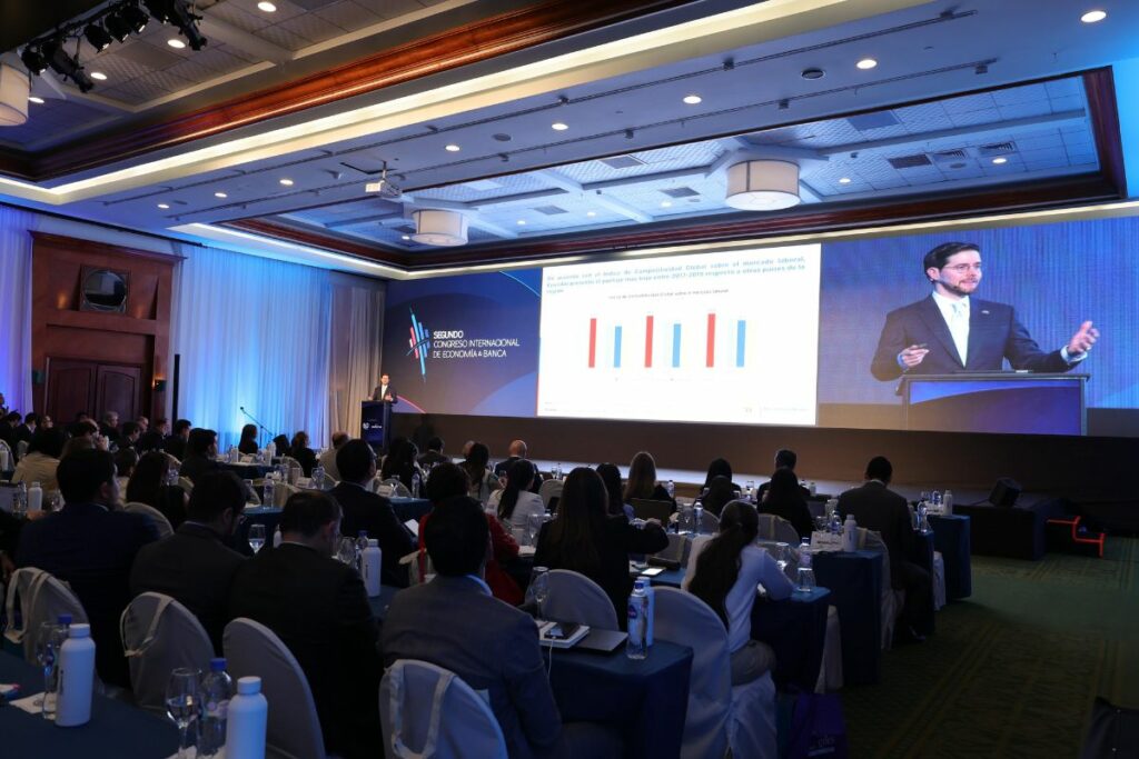 Guillermo Avellán, gerente del Banco Central del Ecuador, expuso los resultados del primer trimestre de 2025 durante el Congreso Internacional de Economía y Banca en Quito.
