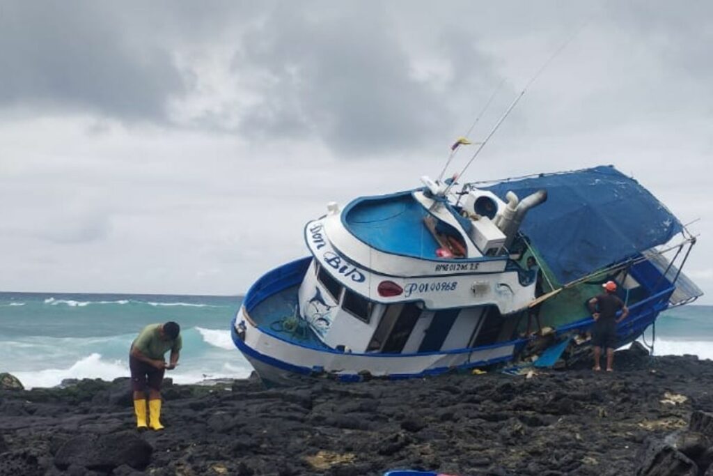 Embarcación artesanal de pesca sufrió falla mecánica en las Islas Galápagos. Foto: Cortesía