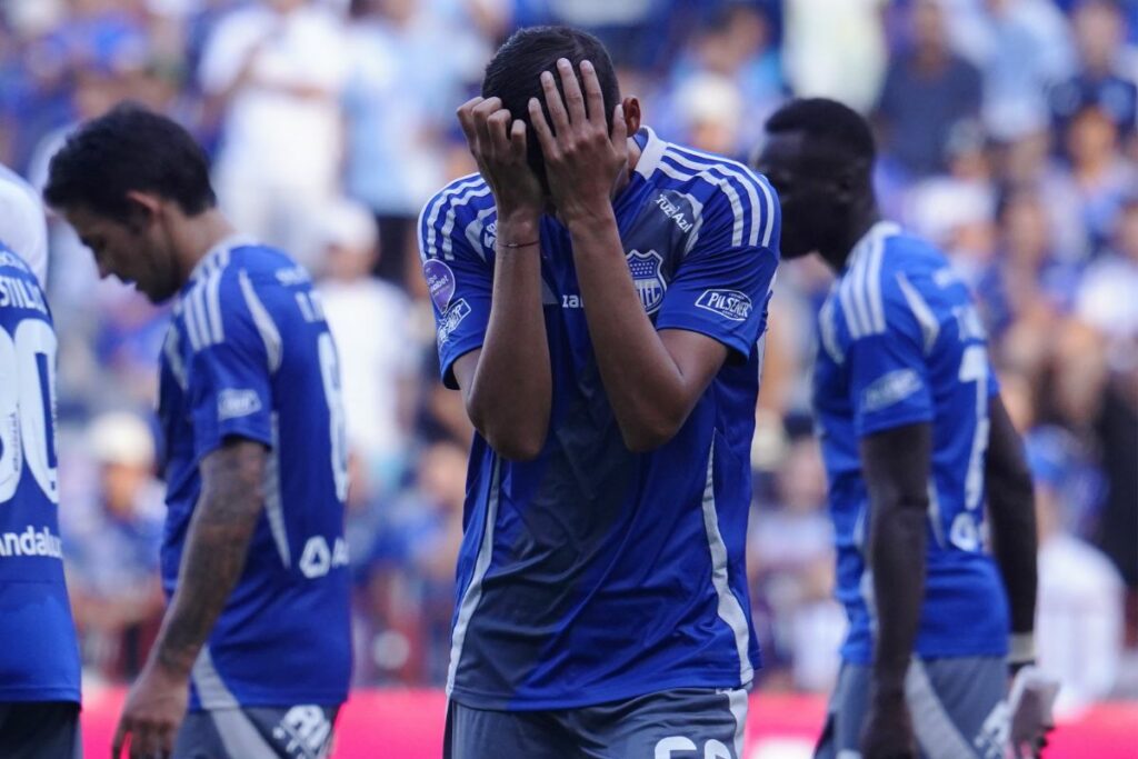 Jugador de Emelec se lamenta el empate 2-2 ante Delfín en el Capwell por la Liga Pro 2025.