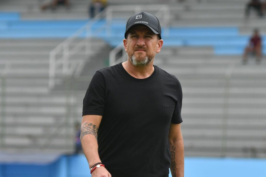 Patricio Urrutia en su etapa como entrenador de Delfín en la Liga Pro 2025.