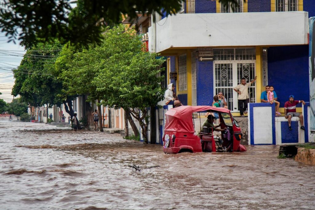 Fotografía de una calle inundada tras el paso del huracán 'Erick' este jueves, en Juchitán (México).