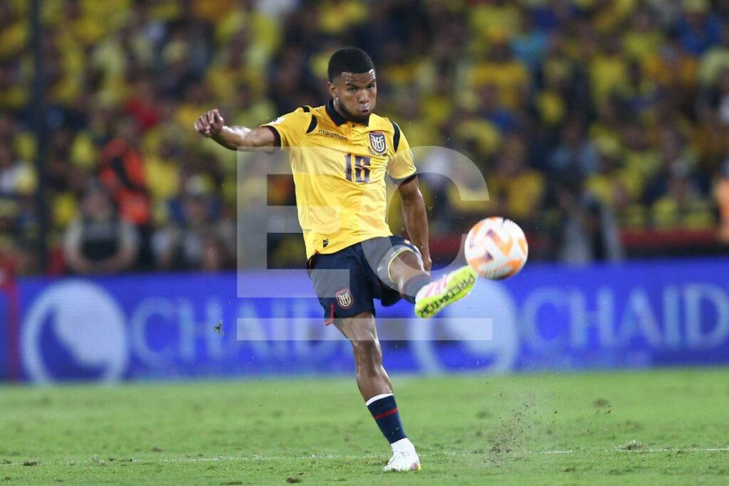 Pedro Vite, jugador de la Selección de Ecuador enfrentando a Brasil en las eliminatorias al Mundial 2026.