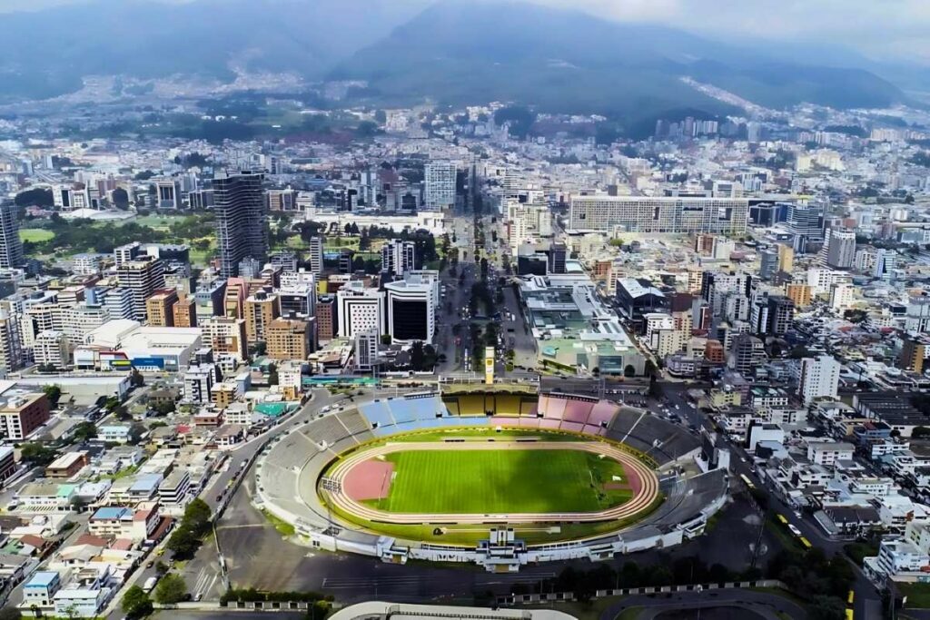 El Estadio Olímpico Atahualpa se ubica en el centro norte de Quito
