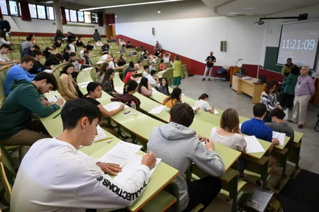 Una clase llena de alumnos.