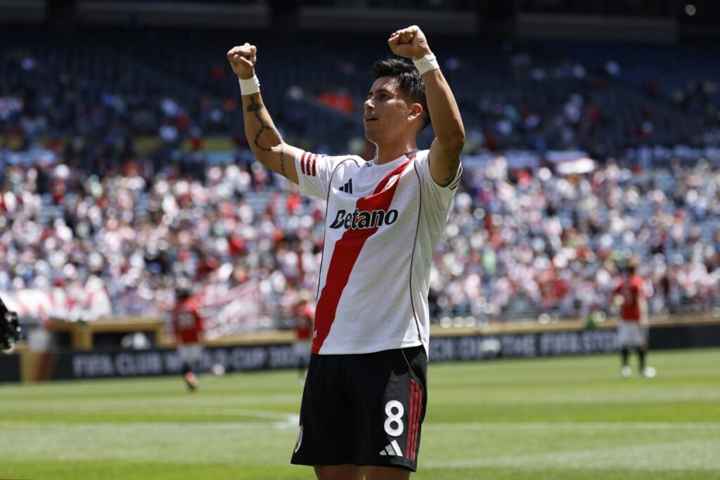 Maximiliano Meza, futbolista de River Plate, celebra un gol en el Mundial de Clubes.