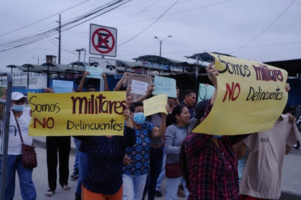 Familiares de los militares que fueron detenidos por la fuga de alias 'Fede' protestaron fuera de la Penitenciaría del Litoral.