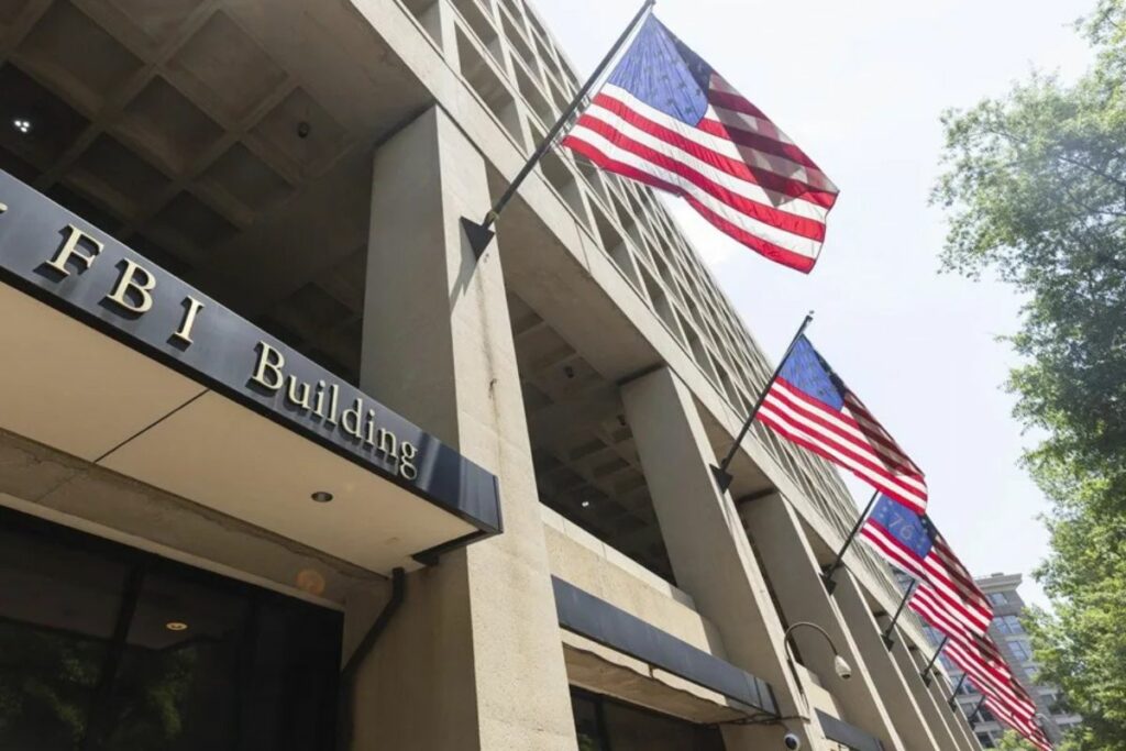 Vista de la entrada a la sede principal del FBI en Washington.
