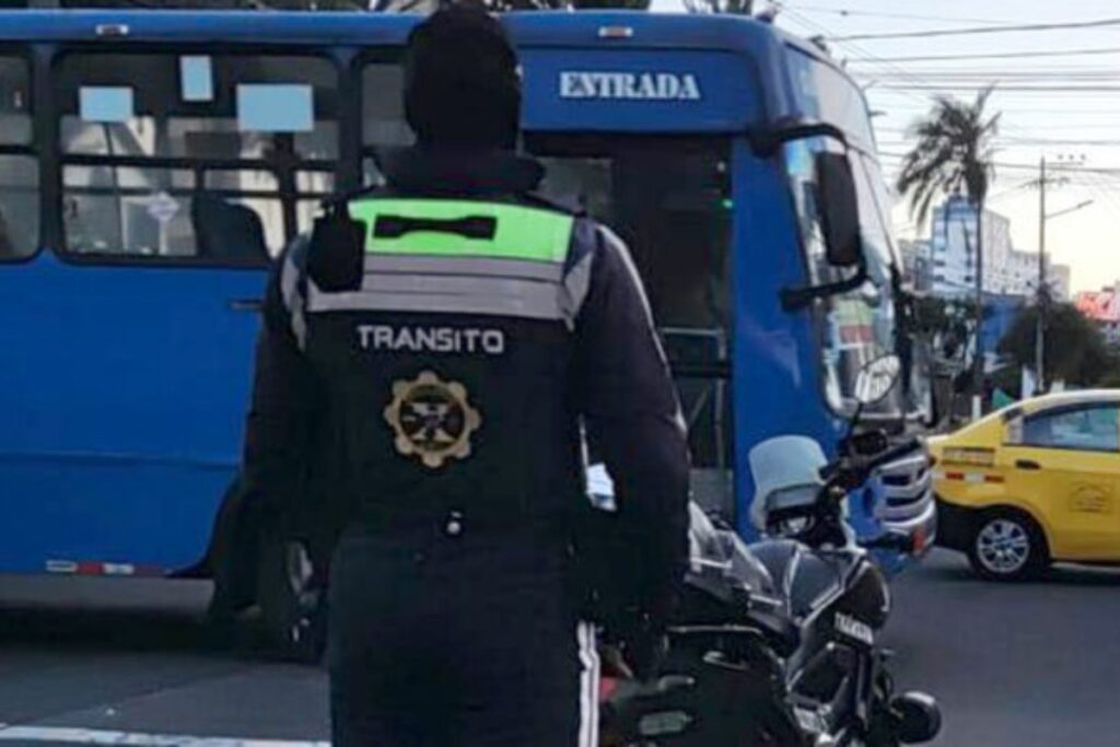 Los funcionarios de la AMT, aprehendidos en flagrancia, son un agente civil y dos fiscalizadores.