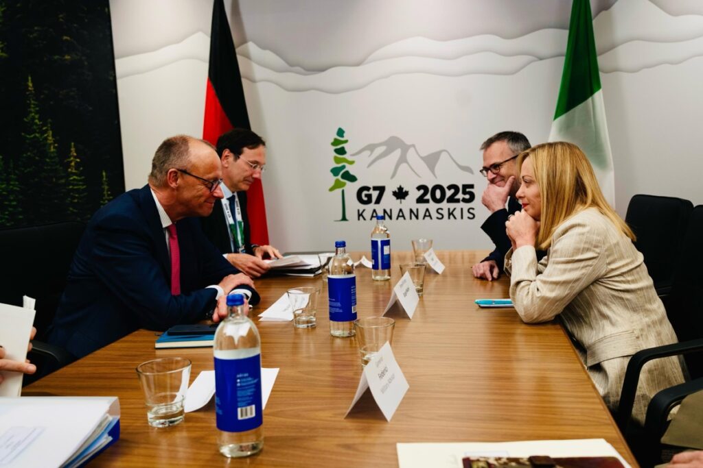 Una fotografía proporcionada por la Oficina de Prensa del Gobierno italiano muestra a la primera ministra italiana, Giorgia Meloni (derecha), durante una reunión con el canciller alemán, Friedrich Merz (izquierda).