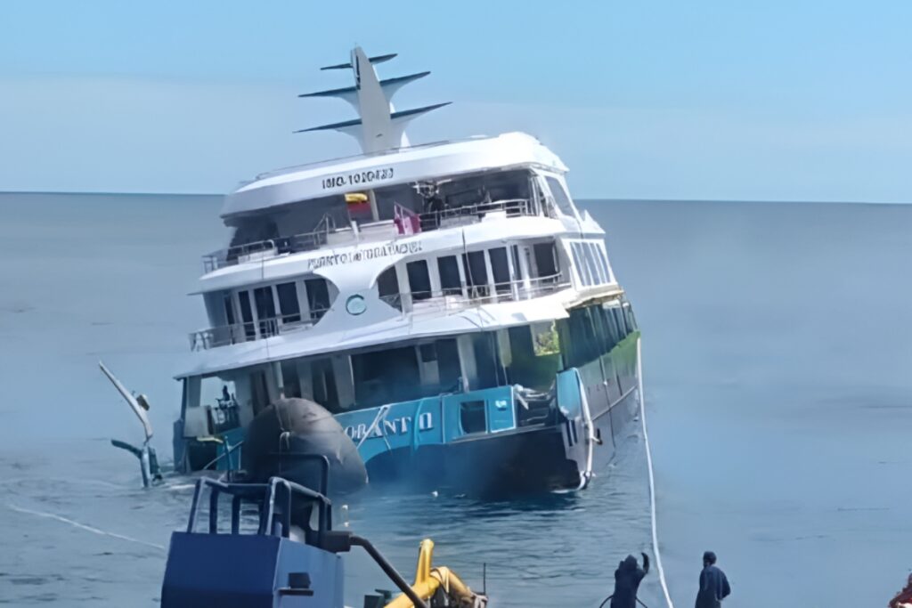 El Cormorant II fue retirado de Isla Española tras cuatro meses, bajo supervisión de la Armada del Ecuador.