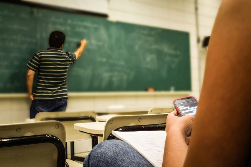 Los profesores pidieron que se declare el estado de emergencia en el sistema educativo por las denuncias de extorsiones, que ahora el Gobierno tilda de 'falsas'.