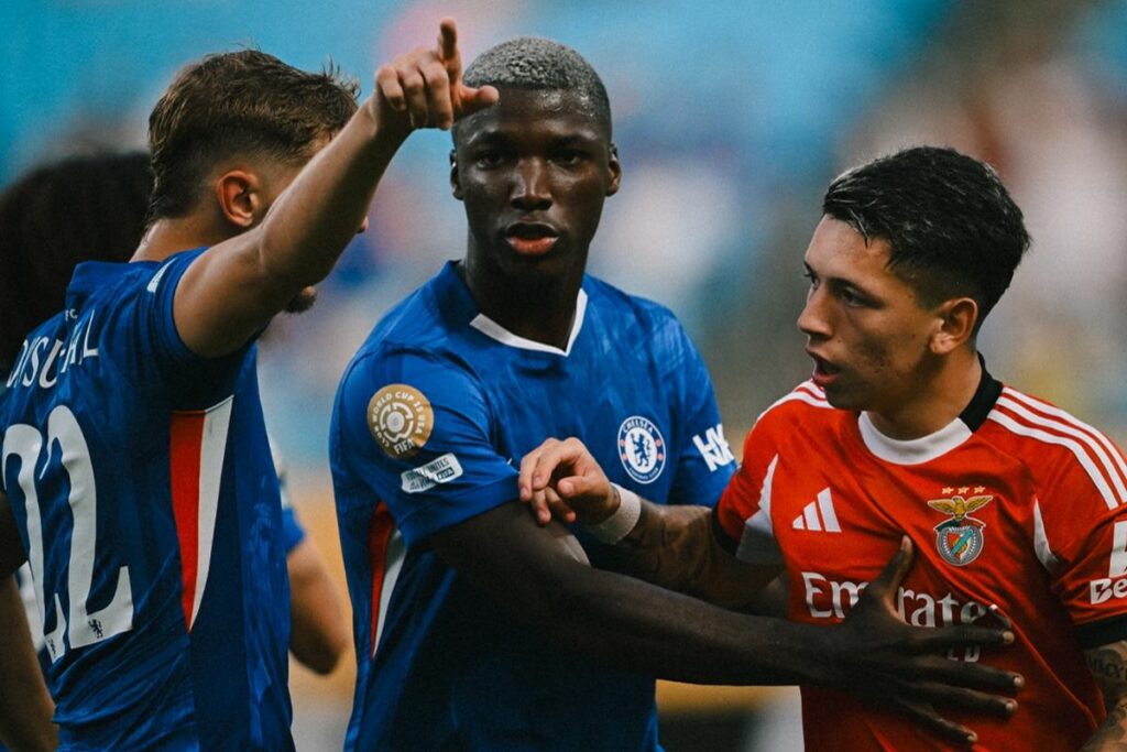 Moisés Caicedo (c) con el Chelsea en el Mundial de Clubes enfrentando al Benfica.