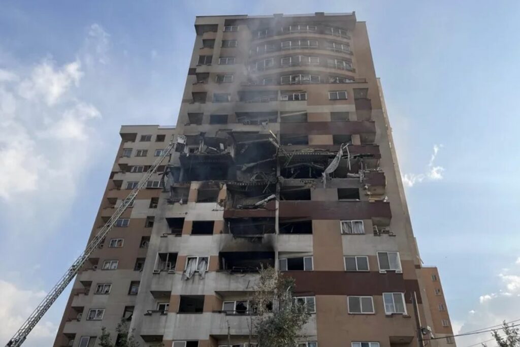 Varias personas quedaron atrapadas tras la destrucción de edificios en Israel