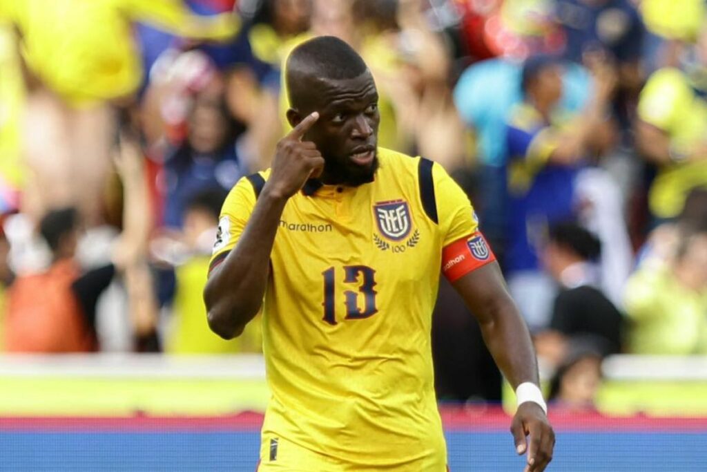 Enner Valencia festeja un gol marcado con la Selección de Ecuador en las eliminatorias al Mundial 2026.