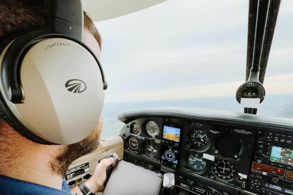 Imagen referencial de un hombre en un avión.
