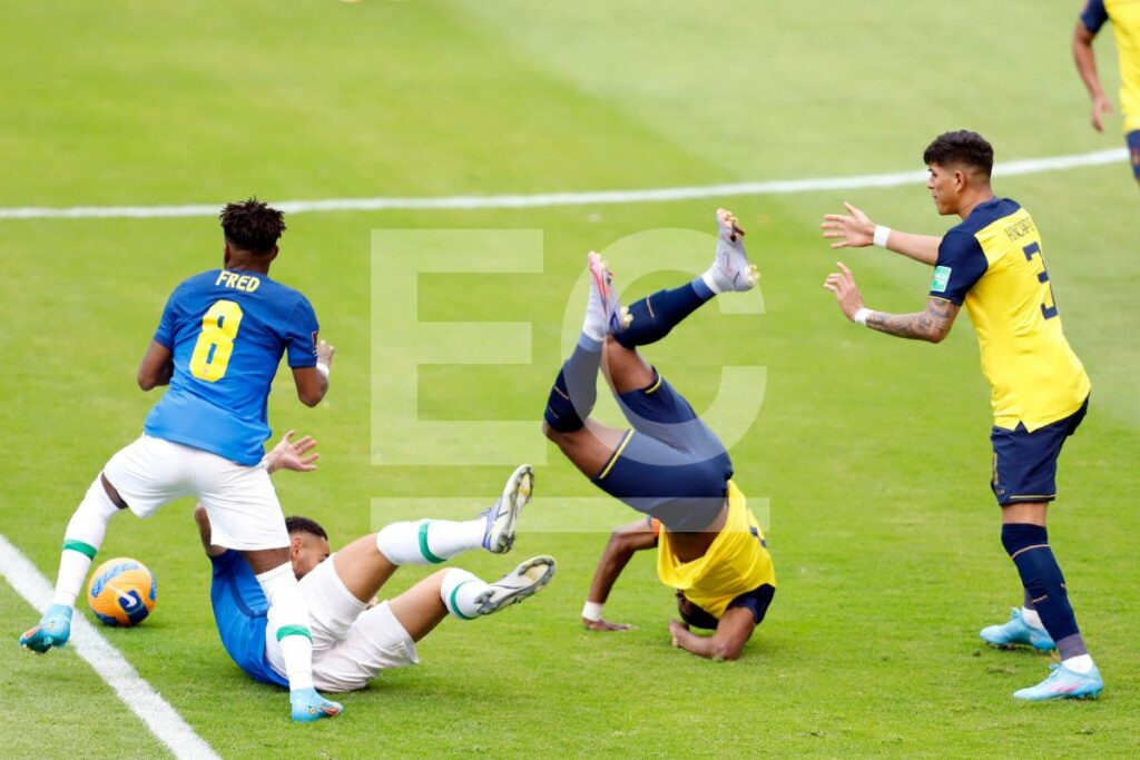 Enner Valencia (cabeza) y Piero Hincapié en el partido entre Ecuador y Brasil de las eliminatorias al Mundial 2022.