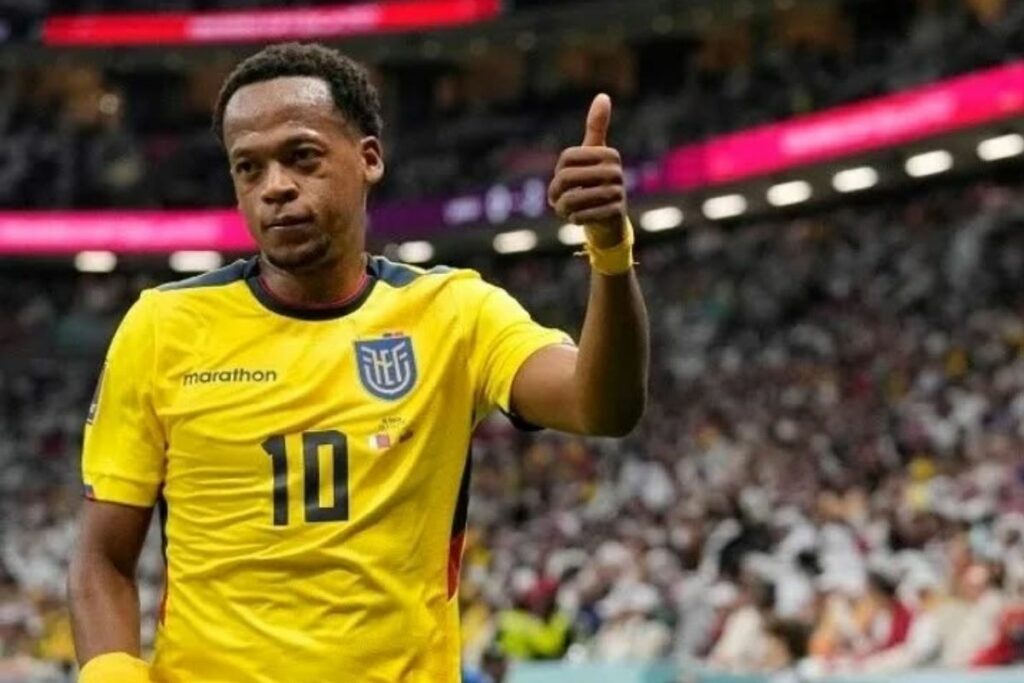 Romario Ibarra con la Selección de Ecuador en el Mundial Catar 2022.