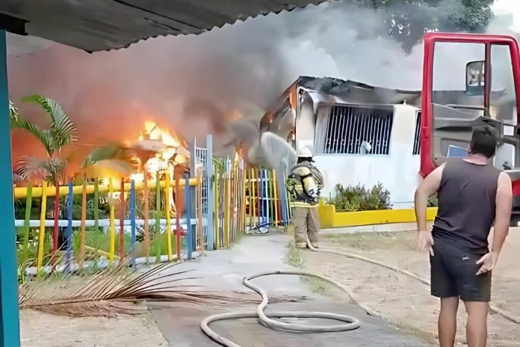 El incendio consumió tres aulas de una escuela en Guayaquil
