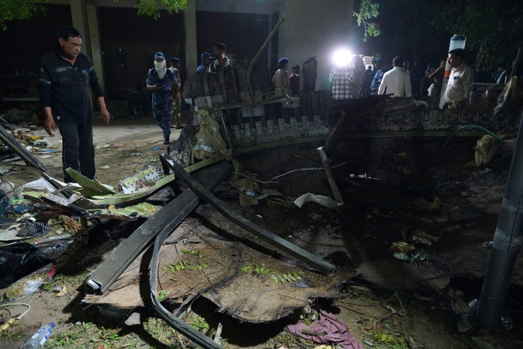 El lugar del accidente aéreo cerca del Aeropuerto Internacional Sardar Vallabhbhai Patel en Ahmedabad, Gujarat, oeste de la India, el 12 de junio de 2025.
