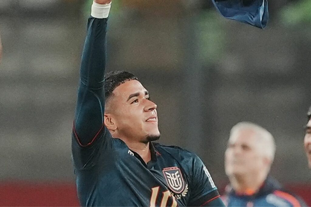 Kendry Páez, jugador de la Selección de Ecuador en las eliminatorias al Mundial 2026.