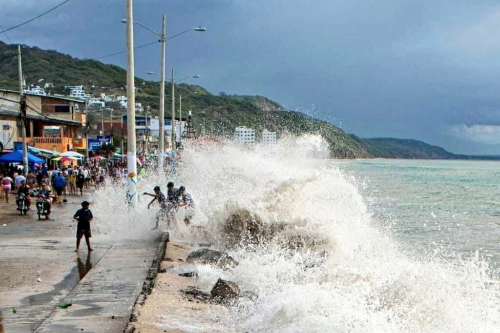 Las playas de Ecuador tendrán banderas rojas y amarillas debido al incremento de oleaje