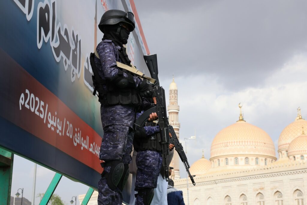Soldados hutíes hacen guardia durante una protesta contra los ataques aéreos israelíes contra Irán, en Saná, Yemen, el 20 de junio de 2025.