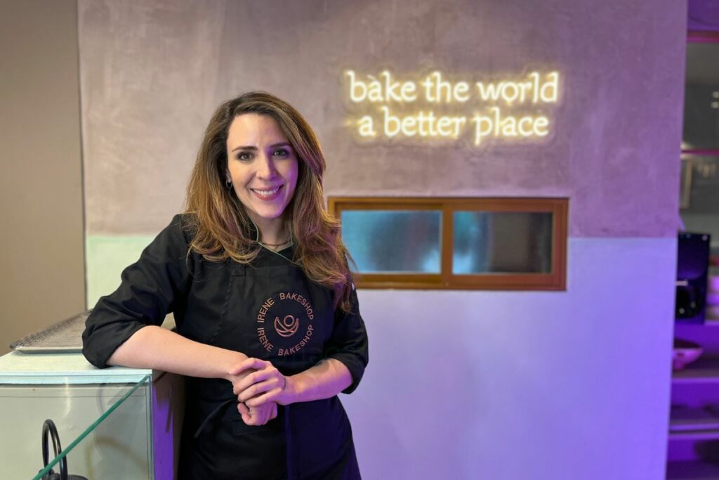 Irene Cunalata, la chef pastelera que llegó a Quito con sus postres artísticos.