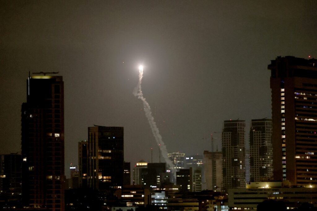 La Cúpula de Hierro, el sistema de defensa aérea israelí, intercepta misiles lanzados desde Irán, sobre Tel Aviv, Israel, el 17 de junio de 2025.