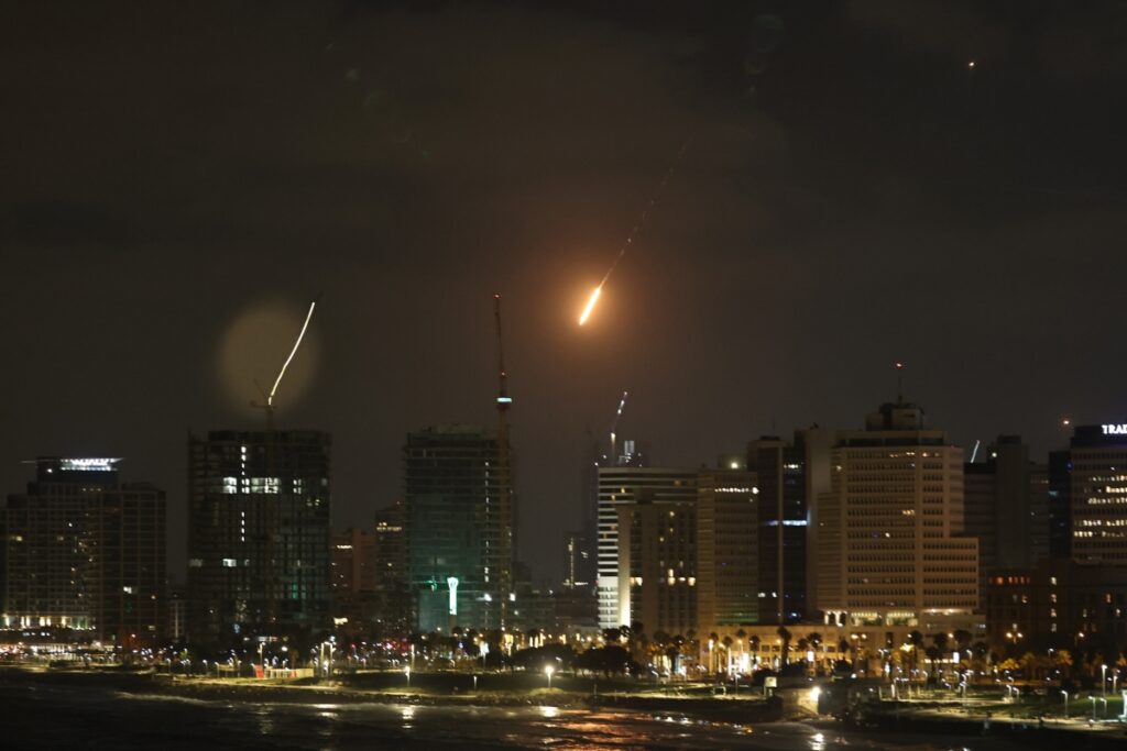 Un misil lanzado desde Irán atraviesa el sistema de defensa aérea 'Cúpula de Hierro' de Israel y alcanza una zona en Tel Aviv, Israel, el 16 de junio de 2025.