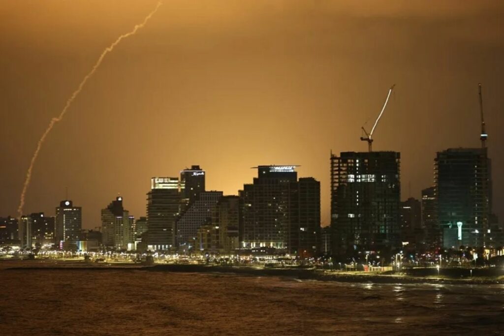 La Cúpula de Hierro intercepta misiles disparados desde Irán hacia Tel Aviv