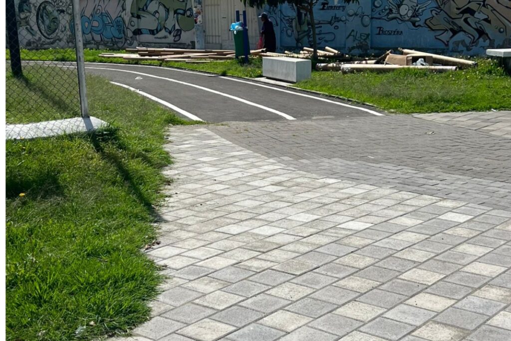 El parque Isla Tortuga en el barrio Jipijapa es usado por estudiantes del colegio suspendido para beber, dicen moradores.