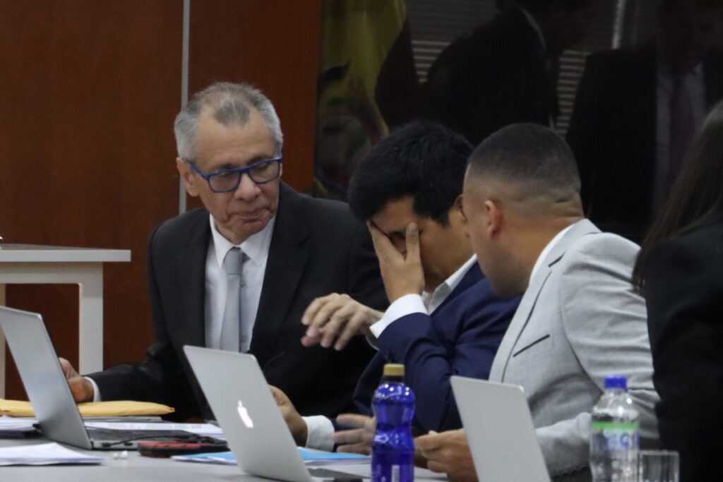 Jorge Glas asiste a su segundo día de juicio en el caso Reconstrucción de Manabí y su defensa insiste en otra pericia psiquiátrica.