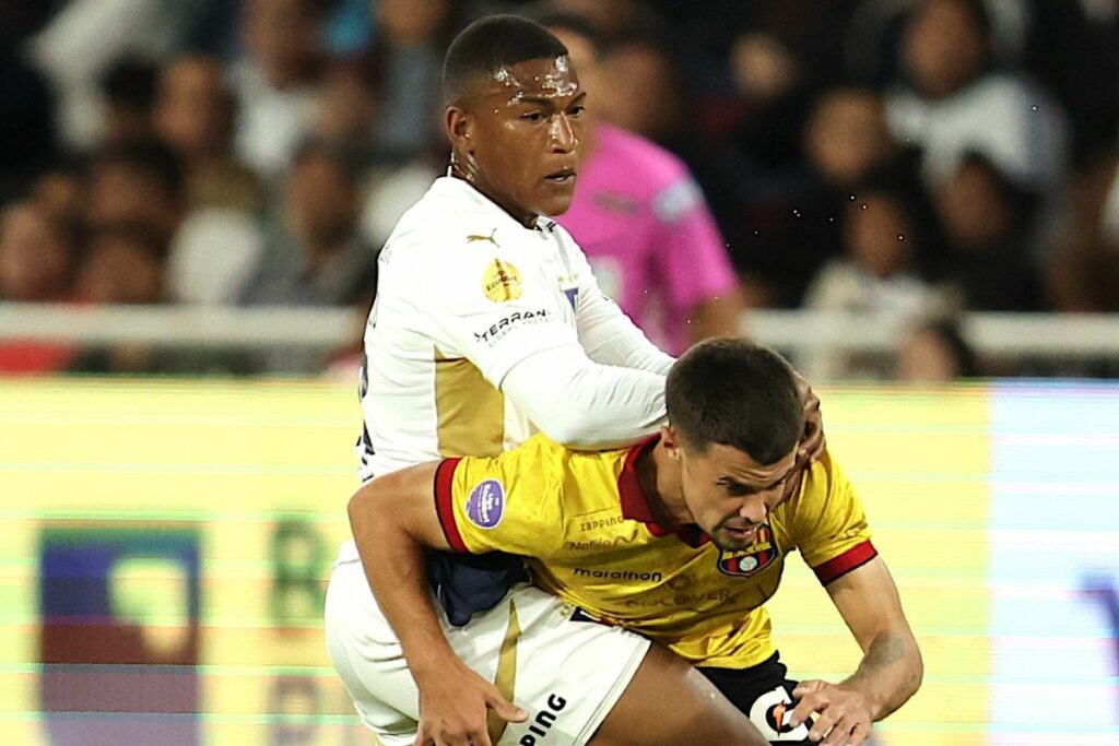 Carlos Gruezo (i) y Joaquín Valiente en un partido de Liga de Quito y Barcelona SC en la Liga Pro 2025.