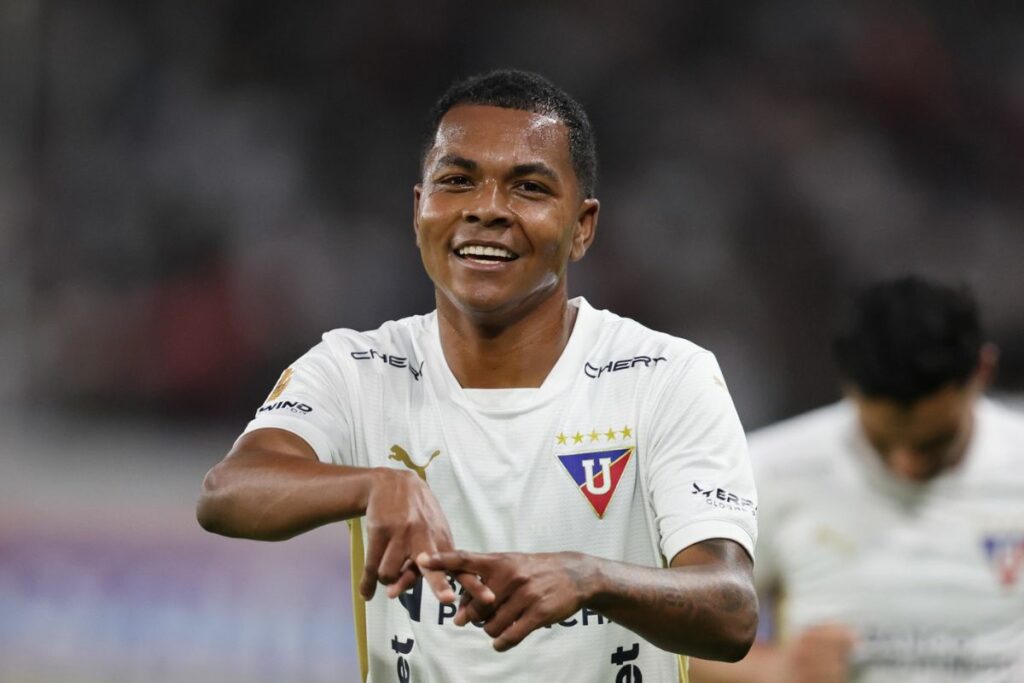 Bryan Ramírez festeja el gol marcado a Barcelona SC con Liga de Quito en la Liga Pro 2025.