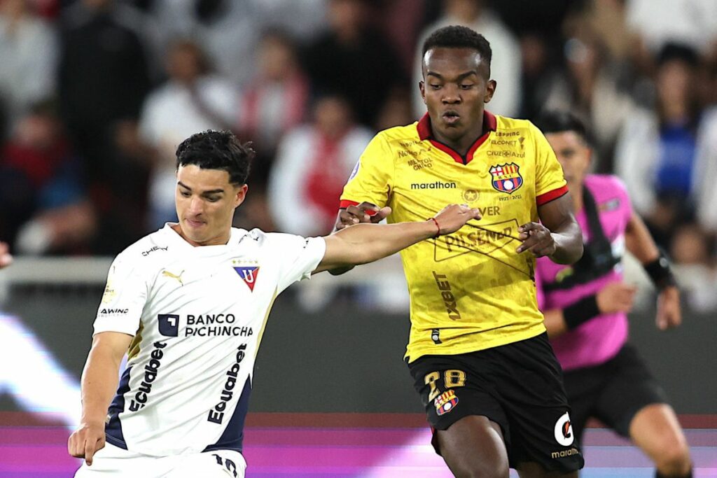 Alexander Alvarado (i) remata ante la marca de Jhonny Quiñónez en el partido entre Liga de Quito y Barcelona SC en la Liga Pro 2025.