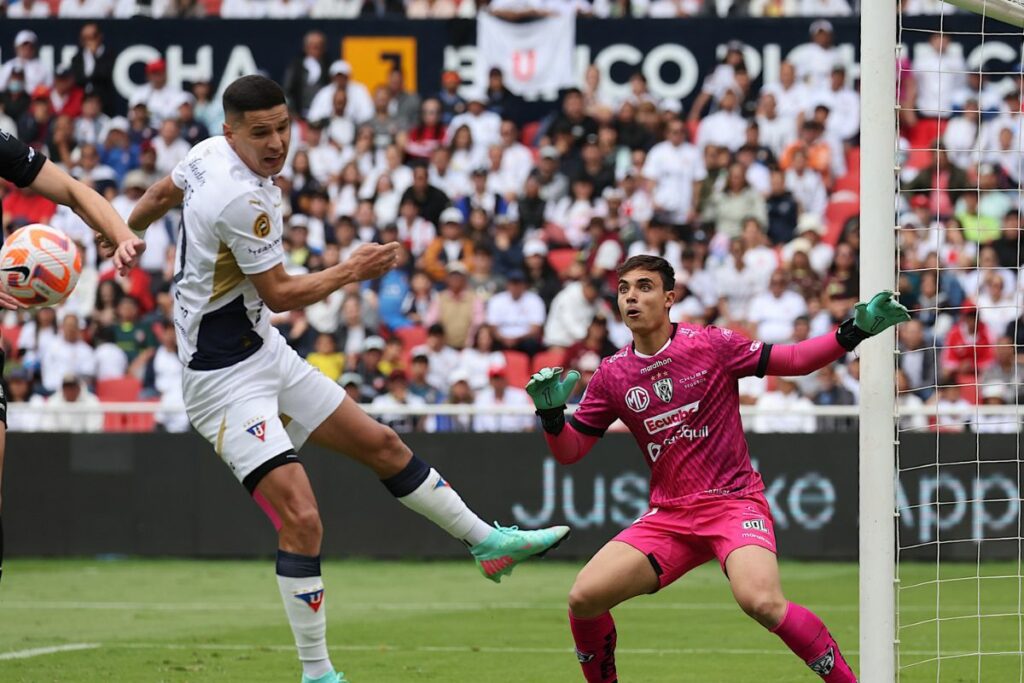Álex Arce (i) y Eduardo Bores en el partido entre Liga de Quito e Independiente del Valle en la Liga Pro 2025.